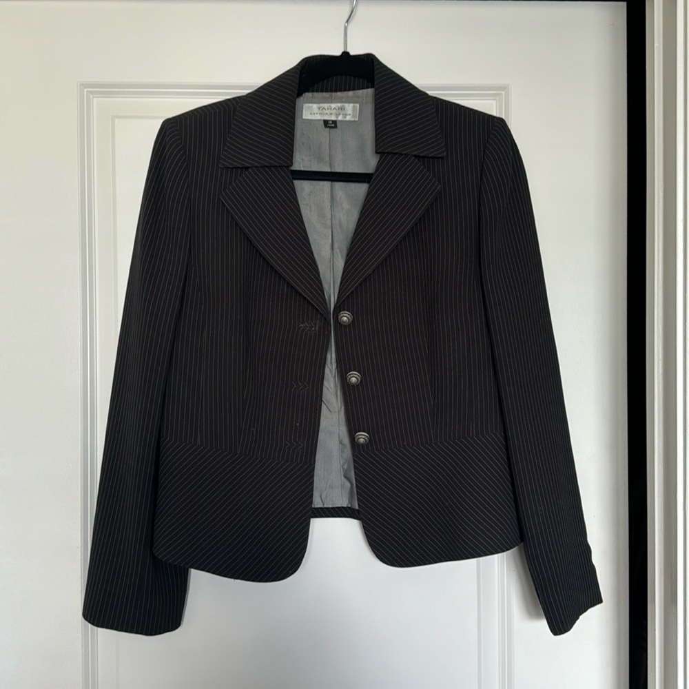 Tahari Blazer 🖤🤍